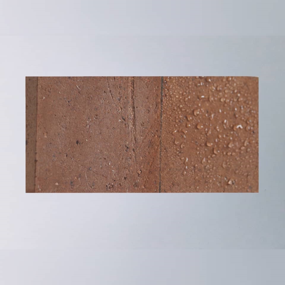  »» محصول متراکم کننده سطوح(بتن،سیمان و گچ) که به صورت محلول آبی،بی رنگ،شفاف و کاملا معدنی است با عمق نفوذ بالا به بافت بتن و گچ، ضمن انجام واکنش با آهک آزاد و تشکیل کریستالهای کلسیم سیلیکات، باعث انسداد خلل و فرج و لوله های موئینه شده و به ذرات آب، بخار یا روغن و حتی گازهای مخرب اجازه نفوذ نمیدهد و با جذب کلسیم و ترکیبات آهکی عملا سطح را ضدشوره می‌کند و سطح مقاوم شده با دنسیگارد به علت از دست دادن مراکز جذب و نفوذ،عملا ضدآب و نفوذناپذیر میشوند.»» موارد مصرف :۱-»» کاهش نفوذ ناپذیری سطوح بتنی ،سیمانی و گچی۲-»» برطرف کردن گرد و غبار ناشی از سایش بتن و گچ۳-»» آستری مناسب قبل از اجرای اپوکسی و پلی اورتان۴-»» احیا و مقاوم سازی سطوح کهنه بتنی ،سیمانی و گچی۵-»» براق کننده کف های بتنی به همراه isola siliguard»» توجه: برای اجرای مایع متراکم کننده باید ۱۴ روز از اجرای بتن ریزی یا ایجاد لایه های سیمانی و‌ گچی گذشته باشد تا سطح به استحکام اولیه و مناسبی برسد.